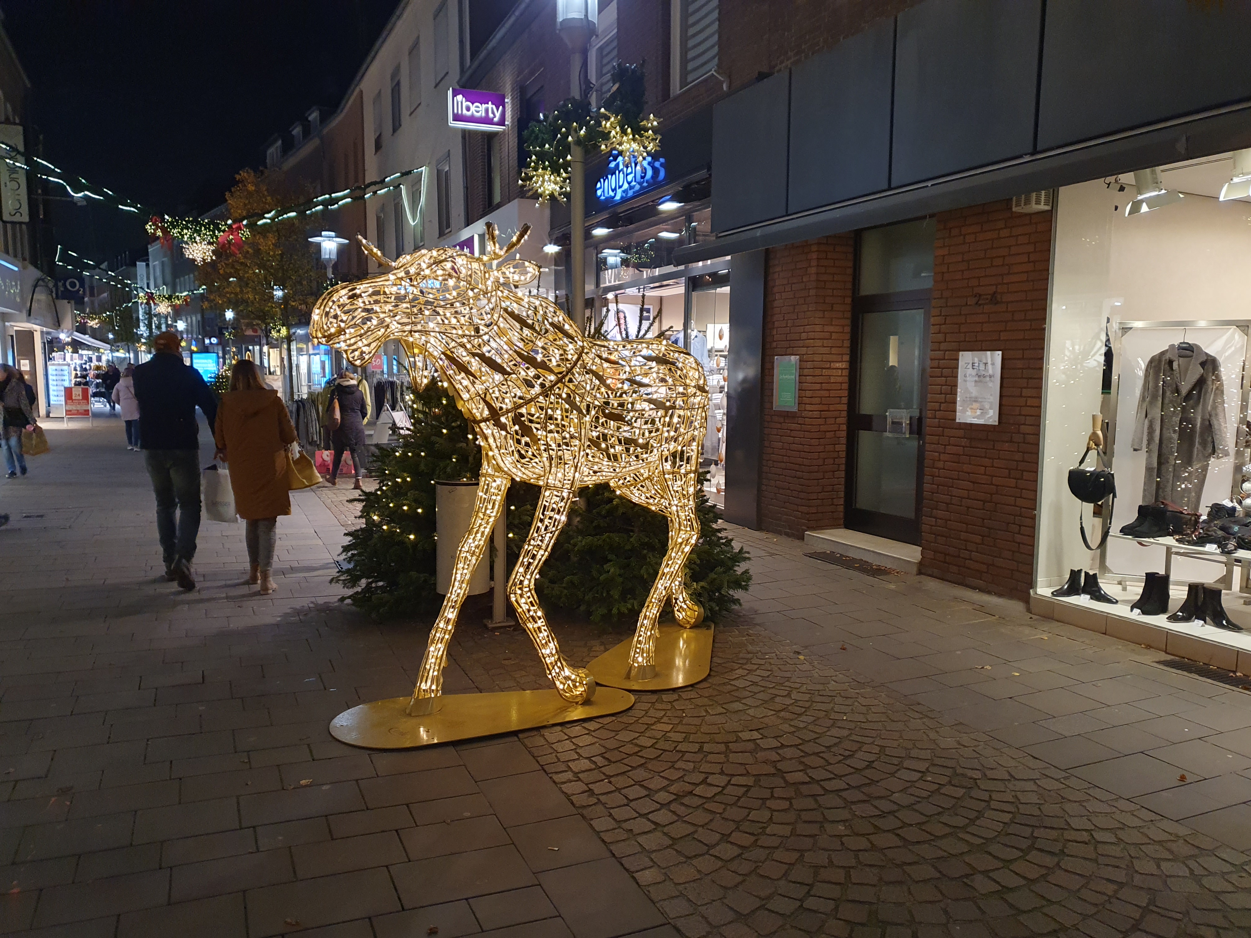 Stadtbeleuchtung zu Weihnachten: Lichtkonzept mit warmweißen Akzent steigern Aufenthaltsqualität und Frequen